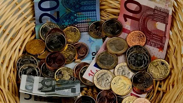 Euroscheine und Centmünzen in einem Körbchen