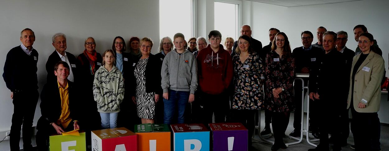 Viele Menschen stehen nebeneinander