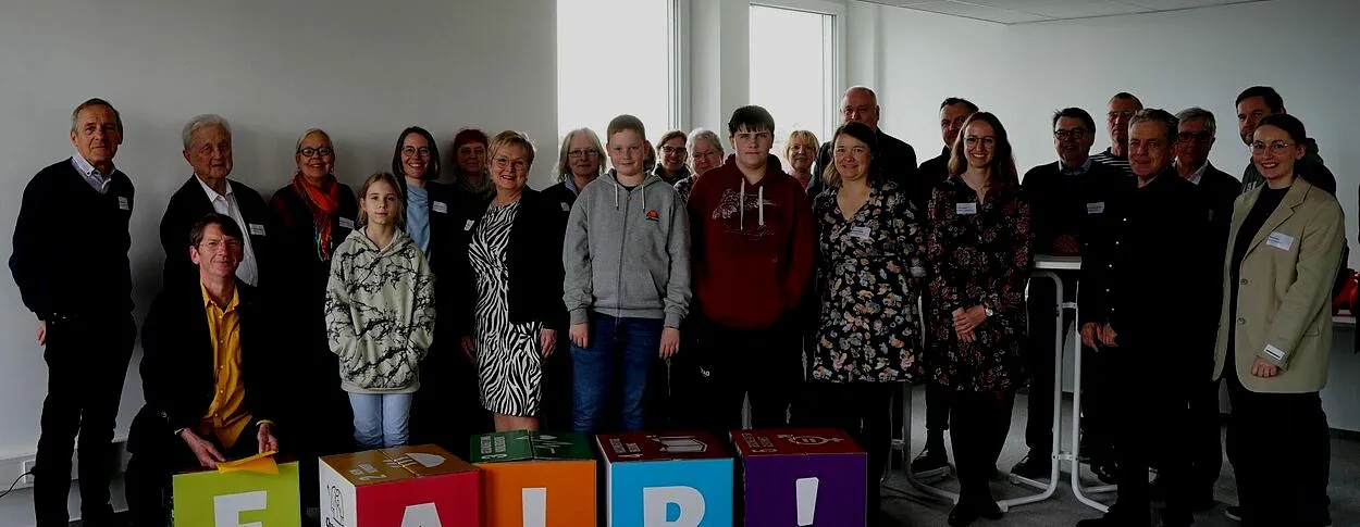 Viele Menschen stehen nebeneinander