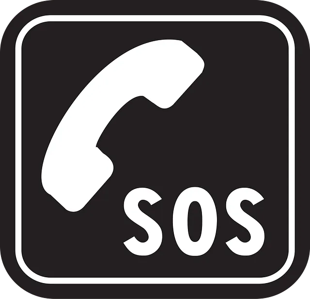 Weißer Telefonhörer und SOS auf schwarzem Hintergrund
